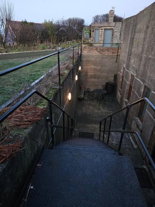 The Armoury: Stylish Ww1 Bunker Villa นอร์ท ควีนส์เฟอร์รี ภายนอก รูปภาพ
