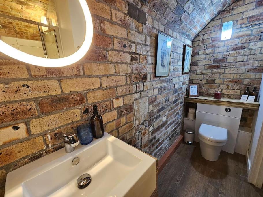 The Armoury: Stylish Ww1 Bunker Villa นอร์ท ควีนส์เฟอร์รี ภายนอก รูปภาพ